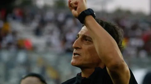 Mario Salas levanta la mirada hacia el futuro.