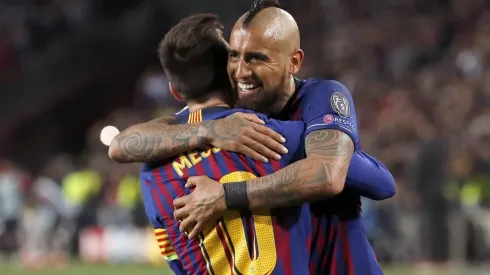 Vidal abraza a Messi. El King y la Pulga se llevan bien en Barcelona.