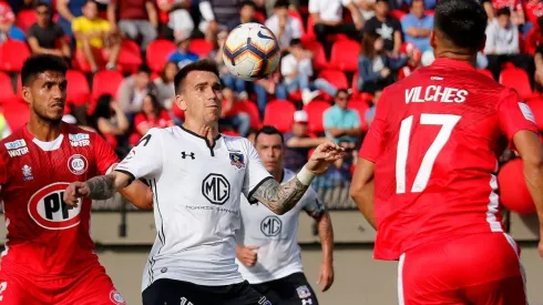 Mouche disputa un balón en el áspero partido de Colo Colo con La Calera.