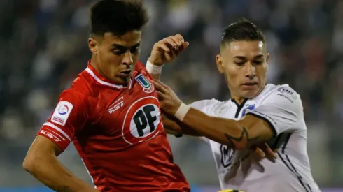 Brian Fernández jugando para La Calera ante Colo Colo