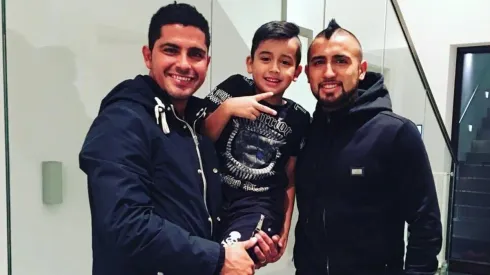 Miguel Riffo visitando a Arturo Vidal