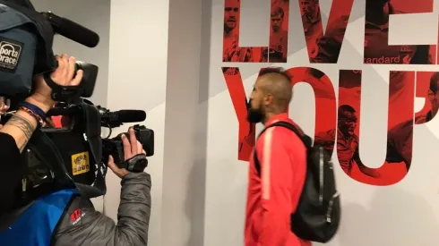 Arturo Vidal yéndose con el tarro de Anfield.