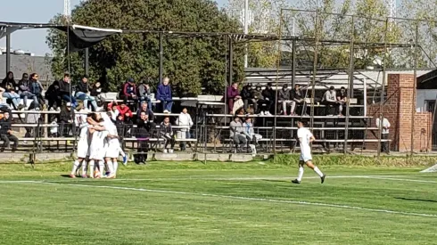 La sub 19 celebrando el gol del triunfo anotado por Juan Ibarra