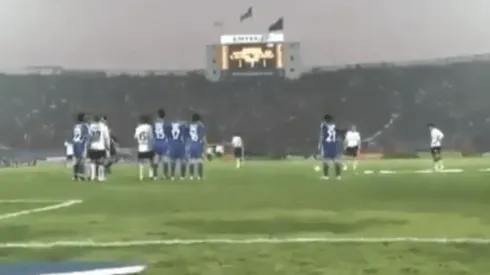 El momento del tiro libre de Matías en 2006 desde la cancha.