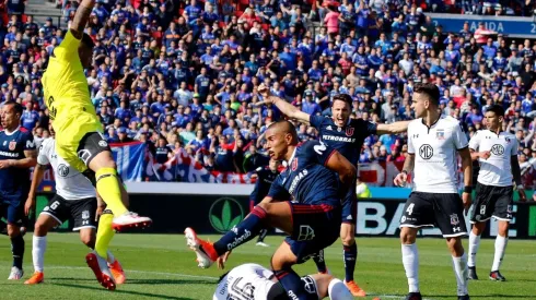 Benegas anotando el 1 a 0 transitorio para la U sobre Colo Colo