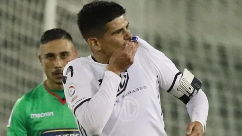 Pavez besa la camiseta. Fue figura.