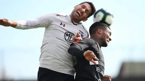 Insaurralde disputando un balón con Junior Fernandes