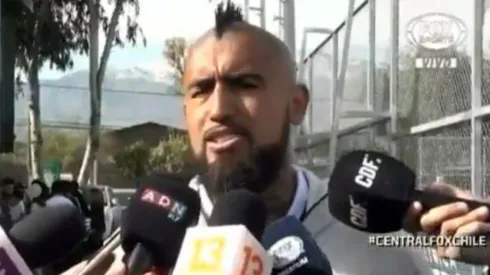 Arturo Vidal conversando con los medios