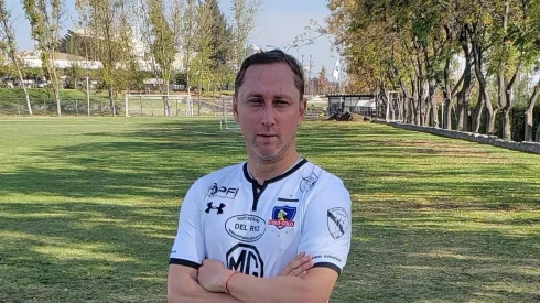 Luis Mena feliz con su libro