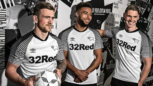 Derby County presentó nueva camiseta ¿Será el modelo de Colo Colo?