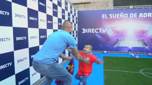 Adrián corre a los brazo de Arturo Vidal.