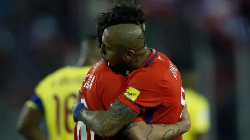 Valdivia abraza a Vidal en la cancha y fuera de ella.