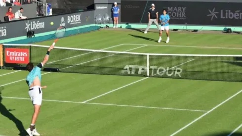 Garin recibiendo un saque de Haase en el partido que debió suspenderse