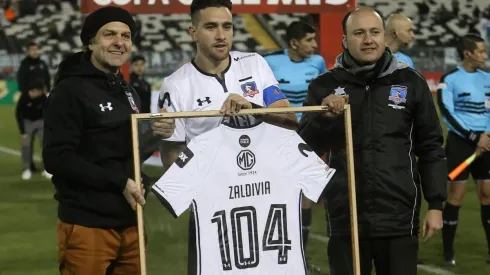 Zaldivia recibe la camiseta junto a Mosa y Valladares