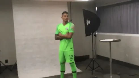 Brayan Cortés posa con la camiseta de la Roja.