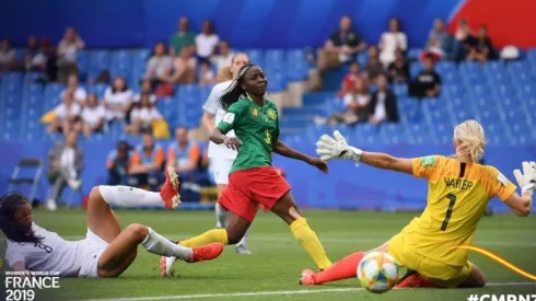 Camerún venció 2-1 a Nueva Zelanda en el último minuto