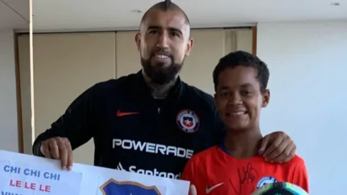 Arturo Vidal hace feliz a un niño en Brasil