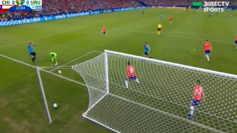 Luis Suárez reclamó penal de Gabriel Arias