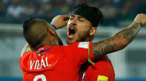 Vidal y Pinilla celebrando un gol por Chile