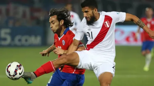 Valdiva ante Ballón en la semi de la Copa América 2015.