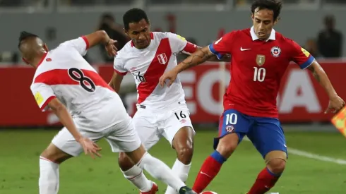 Valdivia enfrentando a Perú