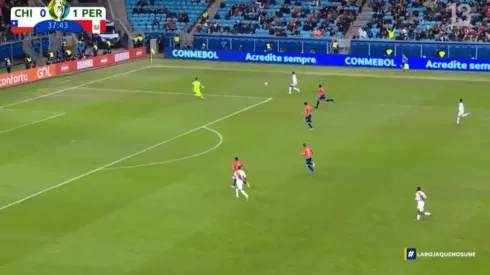 Yoshimar Yotún aprovechó error del portero de Racing para el 2-0