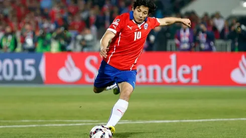 Matías Fernández al ejecutar su penal en la Copa América 2015.
