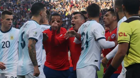 El encontronazo entre Medel y Messi