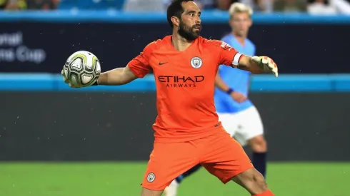 Claudio Bravo es titular en duelo amistoso del City