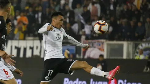 Suazo disputando una pelota