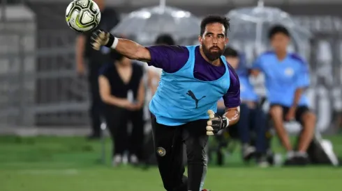 Claudio Bravo fue elogiado en Inglaterra