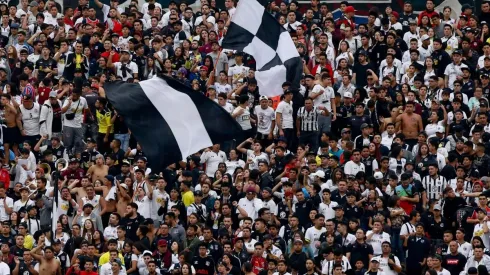 La hinchada colocolina presente en el Monumental