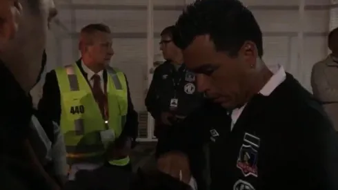 Paredes dejando su firma a los hinchas