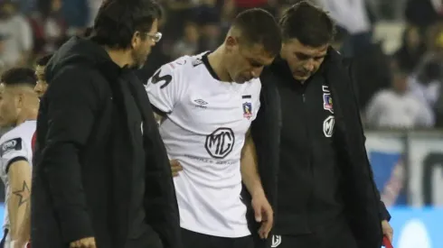 Carmona sale de la cancha ante Curicó acompañado del cuerpo médico de Colo Colo.