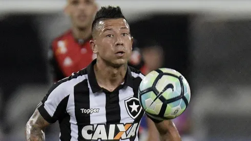A Valencia le queda un año de contrato con Botafogo