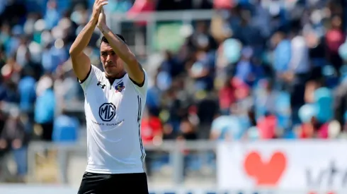 El capitán se pone la camiseta con el fútbol femenino.