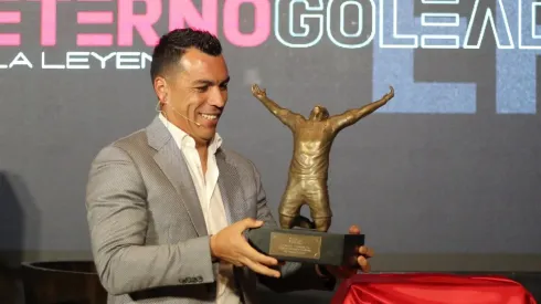 Esteban Paredes en su homenaje