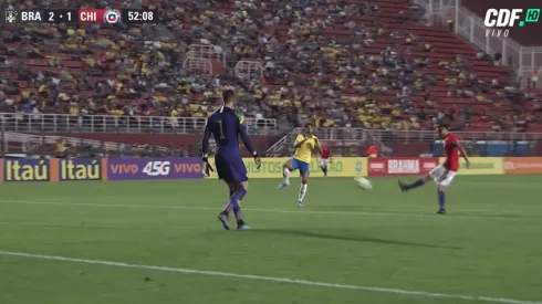 Gabriel Suazo comete grave error en la salida