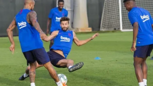 Vidal picando el balón a Piqué