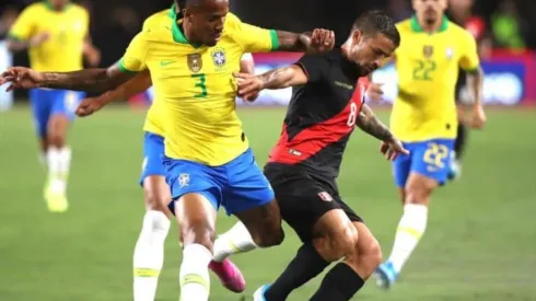 Costa ante sus marcadores brasileños