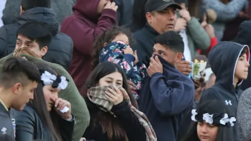 Hinchas sufriendo los efectos del gas pimienta