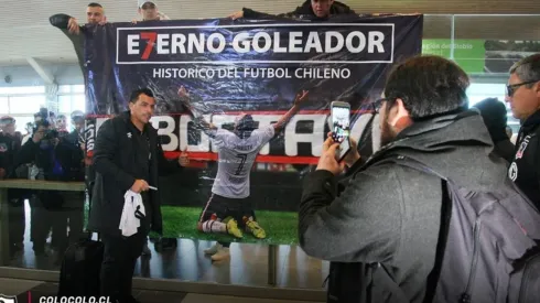 Esteban Paredes recibe especial regalo de la hinchada