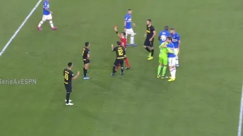 Alexis Sánchez recibe roja a los 46'.