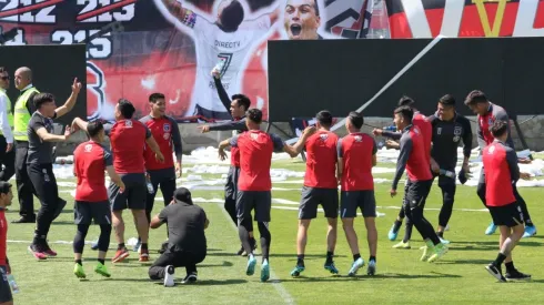 Los jugadores saltando con la hinchada