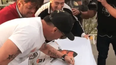 Esteban Paredes firma un lienzo