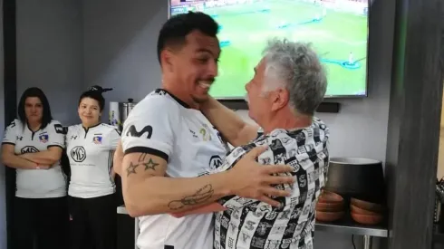 Esteban Paredes y un abrazo que emociona con Carlos Caszely