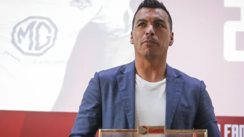 Paredes luciendo su premio