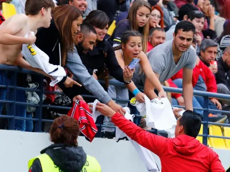 Una joven hincha se sacó la camiseta que llevaba puesta para conseguir firma de Paredes