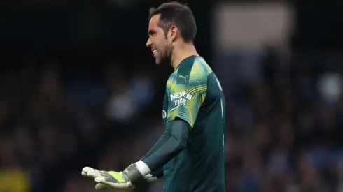 Claudio Bravo ingresó en el Manchester City por Champions League