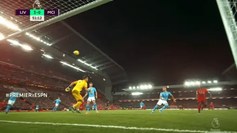 Claudio Bravo recibe tercer gol del Liverpool